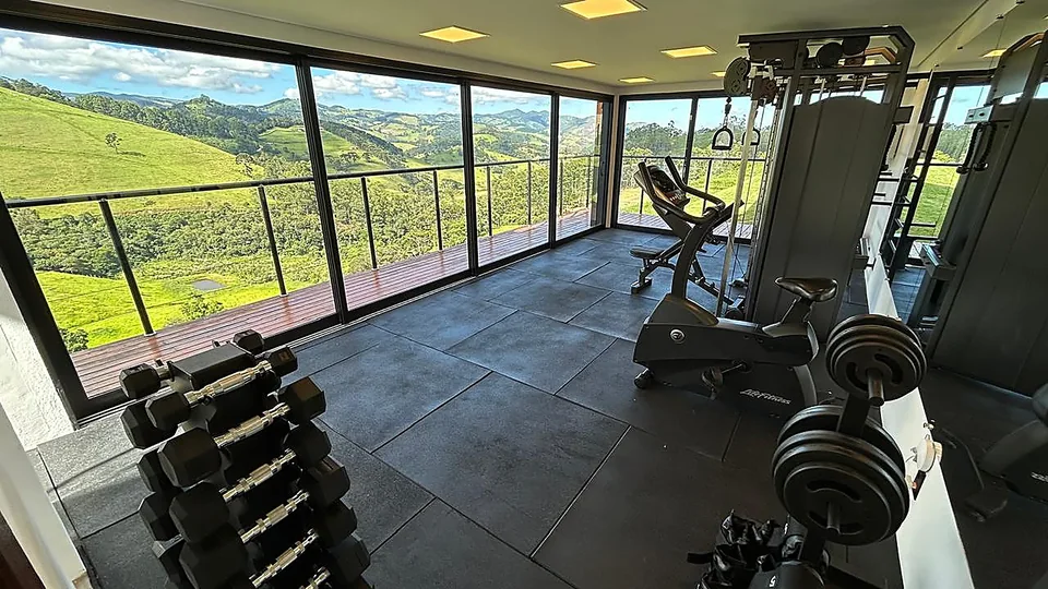 Academia equipada com vidraças e vista panorâmica dos vales