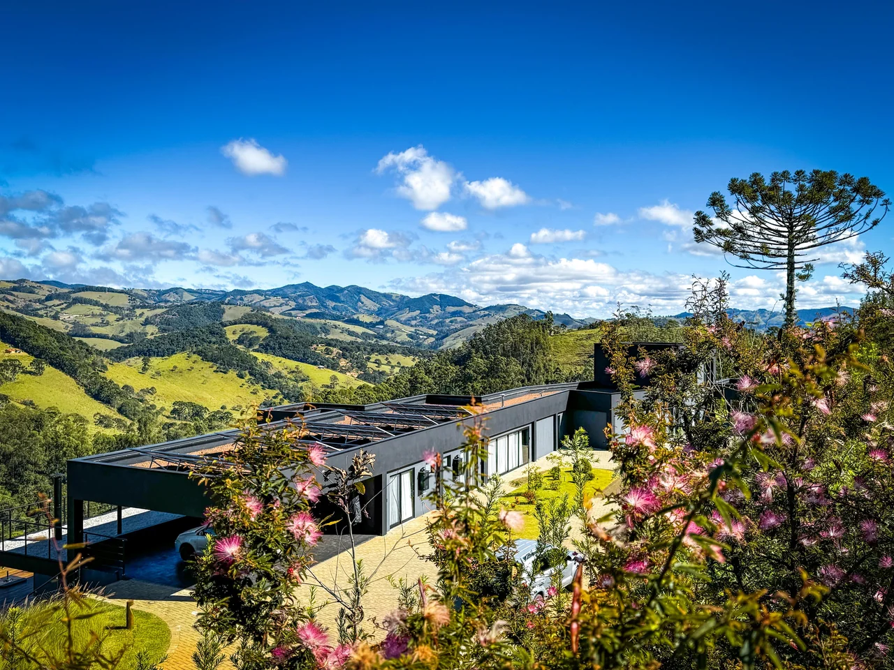 Panorama das montanhas da Serra da Mantiqueira vistas da casa