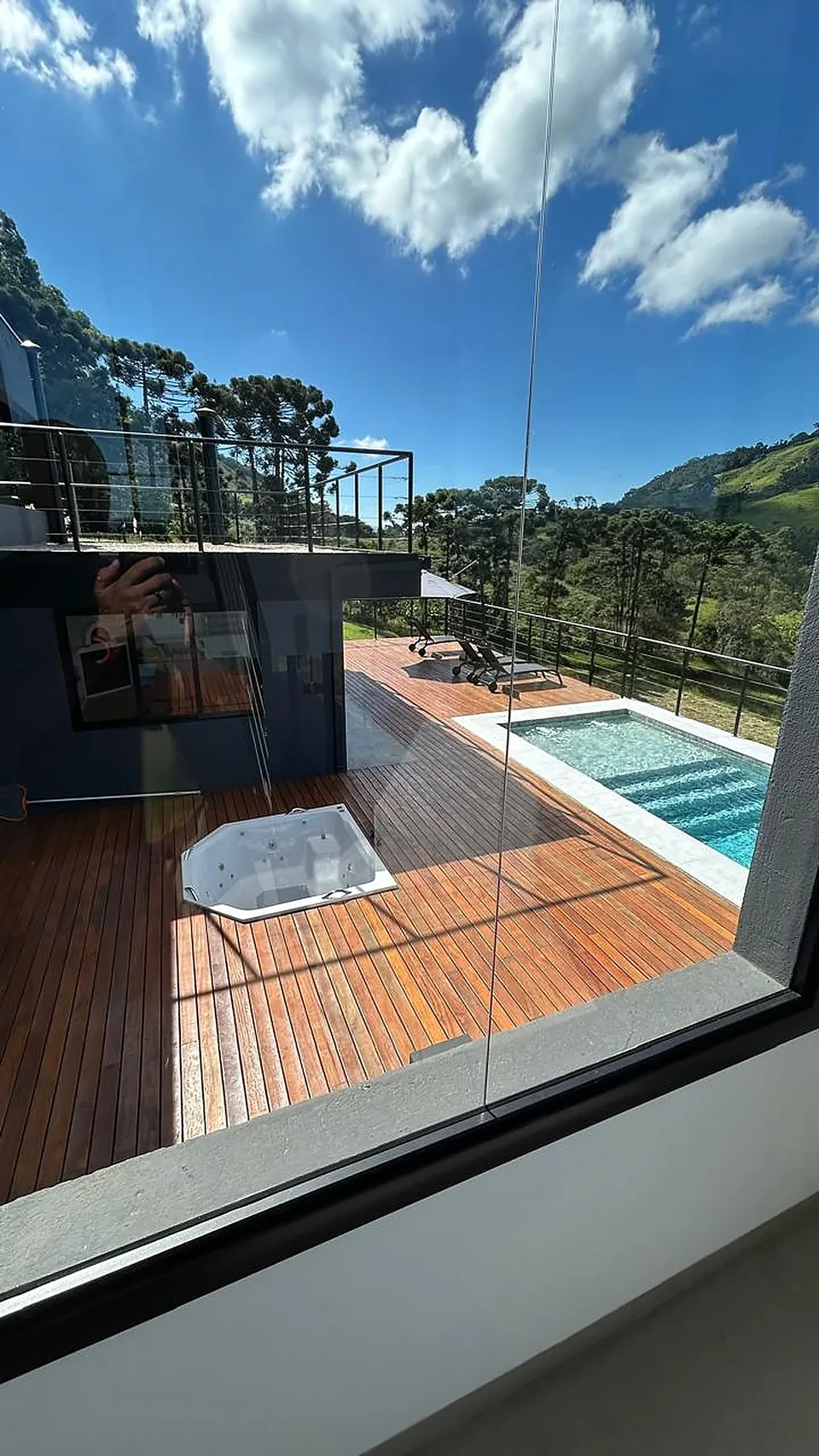 Ofurô aquecido no deck com vista aberta para as montanhas