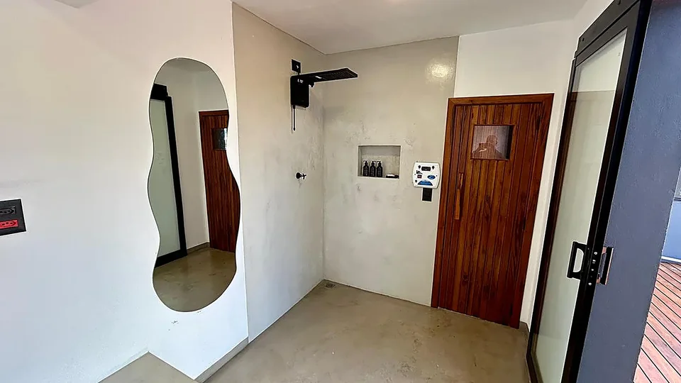 Sauna a vapor revestida em madeira clara